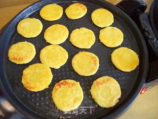 洛阳网红卖红薯饼,街头小吃新宠，甜蜜诱惑引无数食客排队品尝