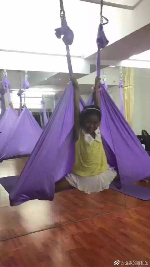 明星海边晒黑,展现健康活力风采