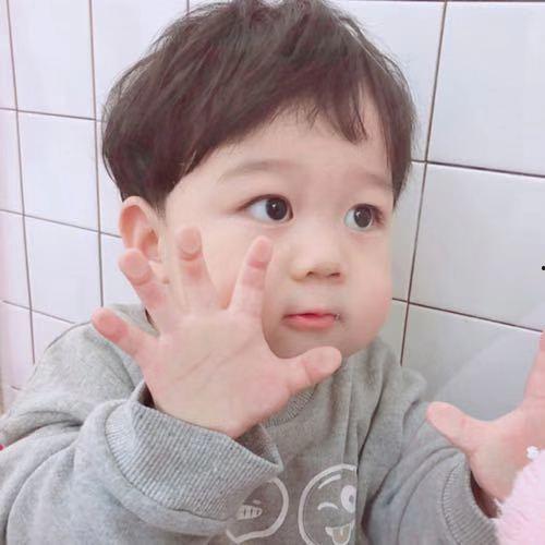 网红帅哥假装生宝宝照片,揭秘生宝宝背后的趣味瞬间